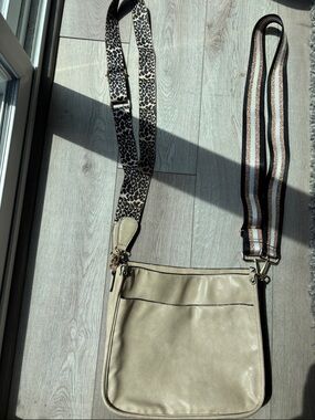 Ladies tan purse perfect for summer!